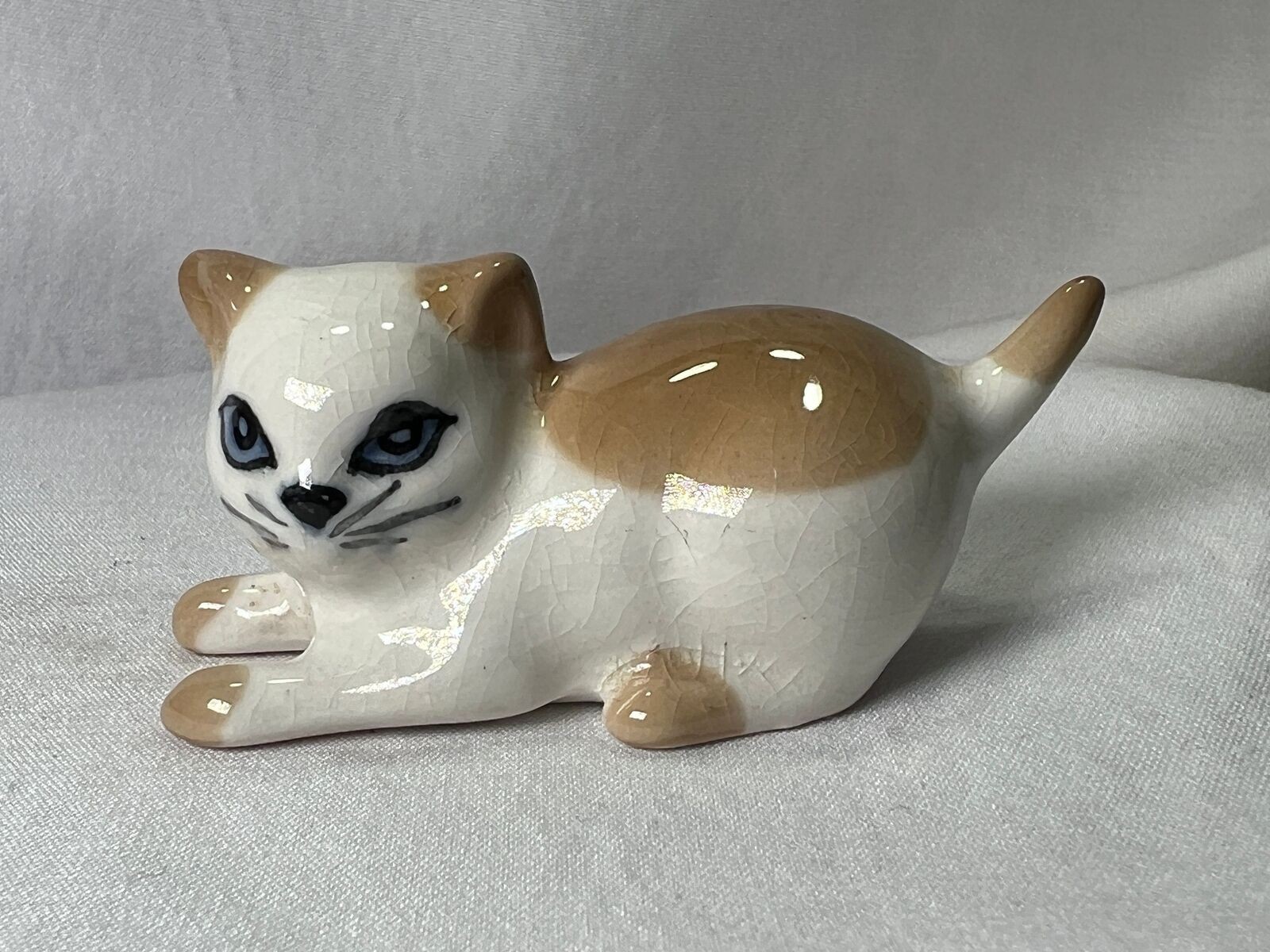SZ5 - Szeiler Playful Cat - Tan and White