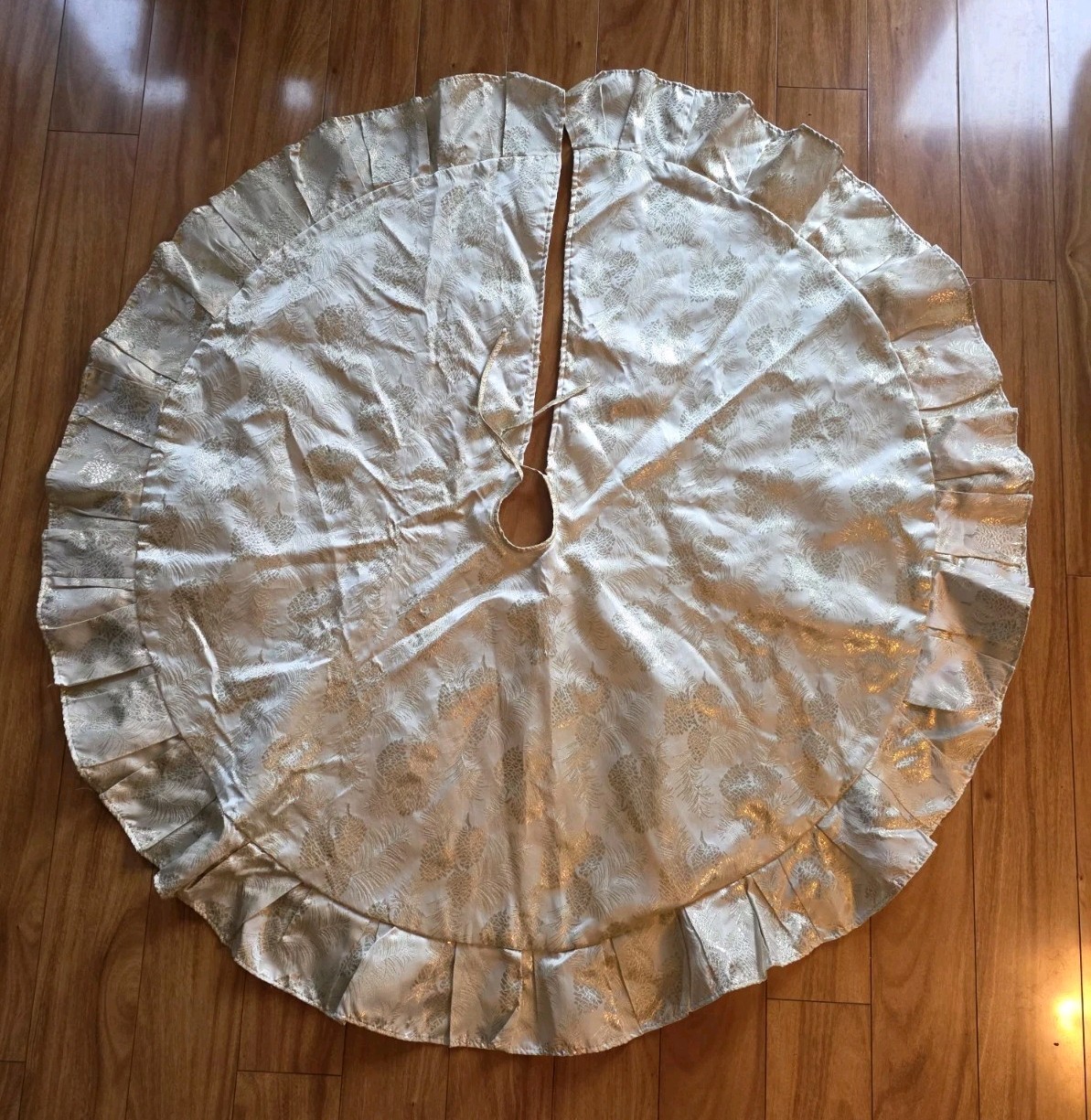 Vtg 2002 Martha Stewart Everyday Christmas Tree Skirt Gold Ivory Pinecone 48