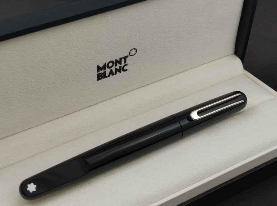 Montblanc StarWalker 2026 Edition Magnetic Black Glossy Rollerball Pen NIB