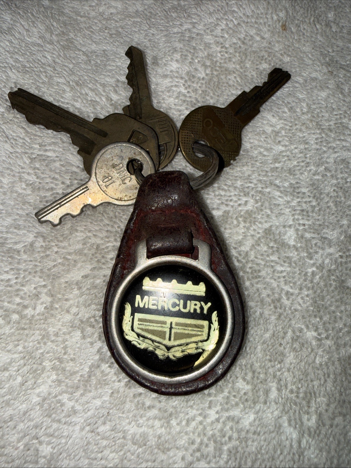 VINTAGE 1970s  MERCURY LEATHER CAR KEY RING Black On Reddish Leather Asst Keys