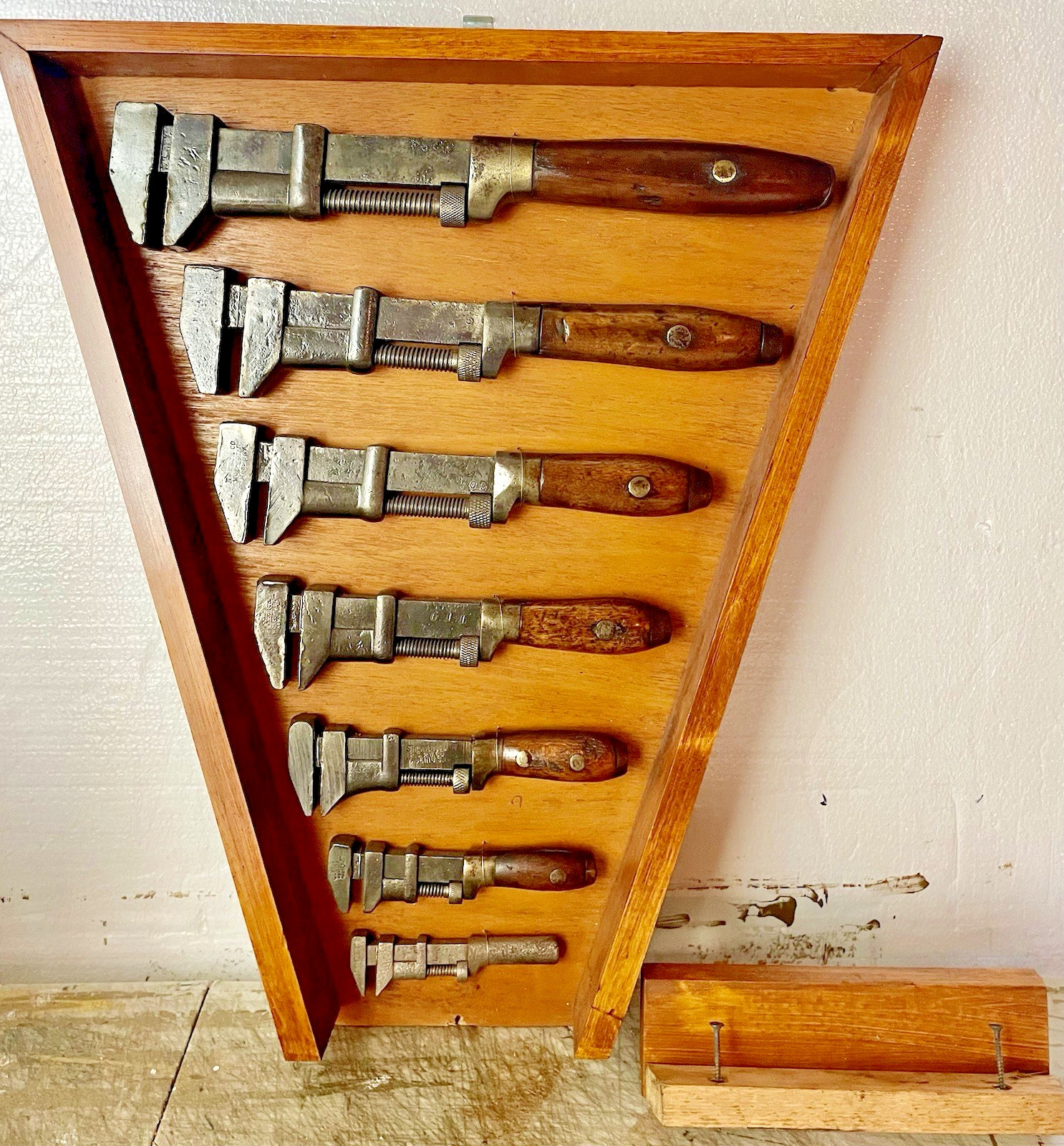 7 Display Boxed Antique Coes Monkey Wrenches Wood Knife Handled Graduated Sizes