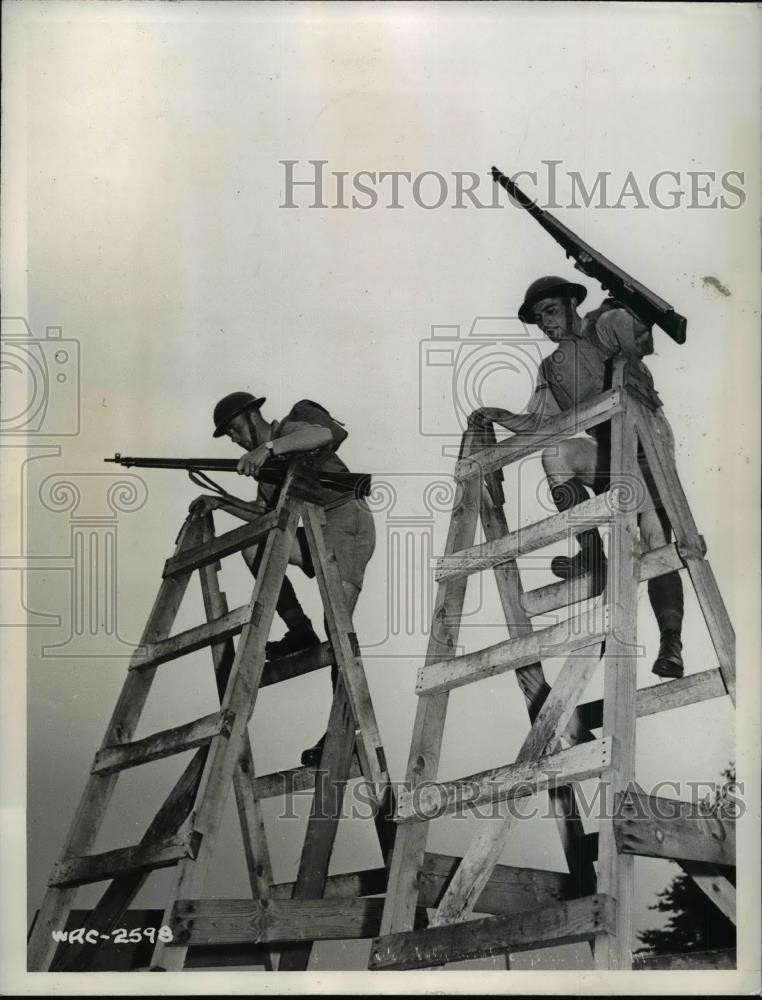 1942 Press Photo Canadian troops participate in exercises - nem45217