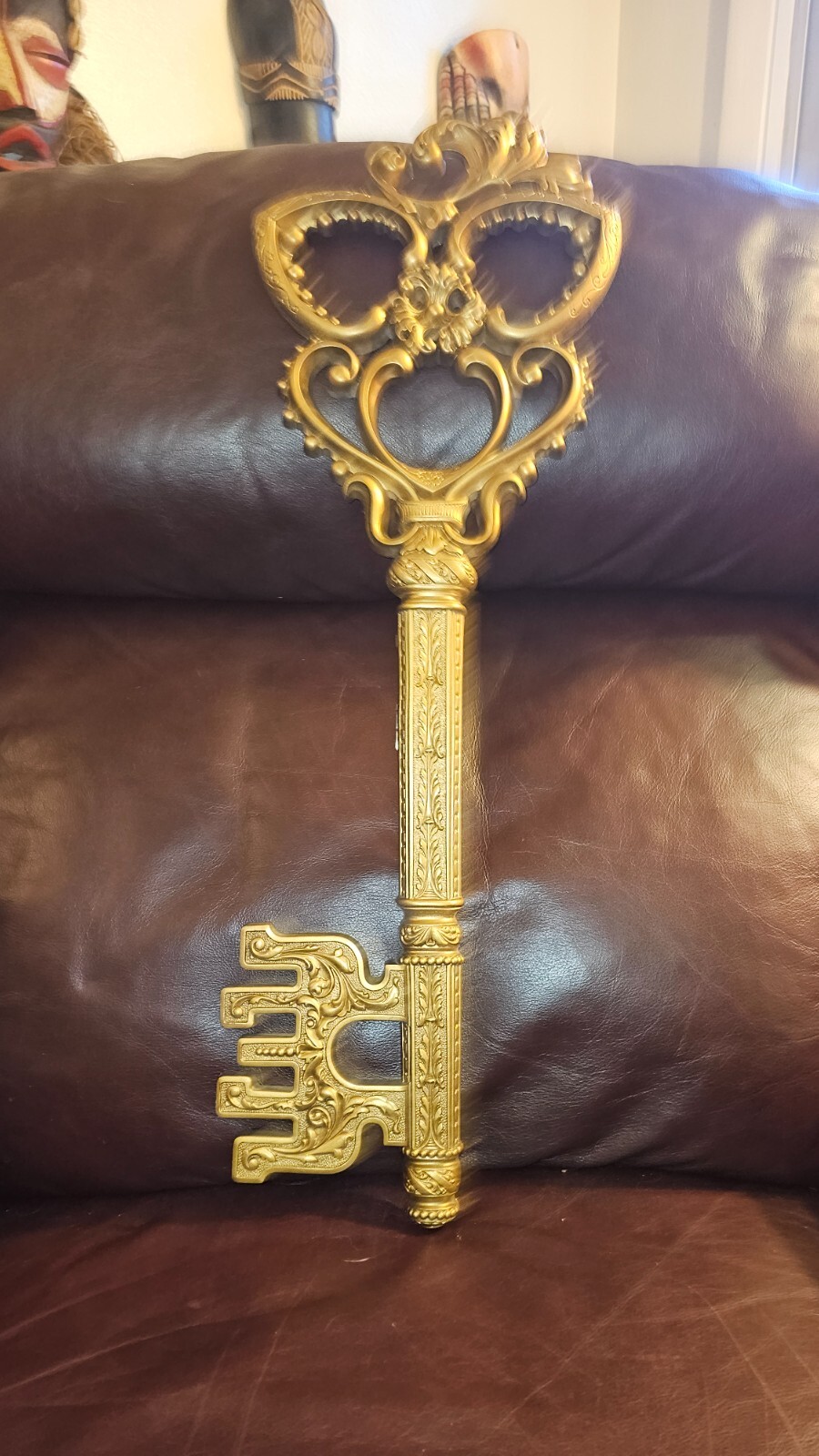 Vintage Mid Century Hollywood Regency Gold Plastic Wall Hanging Key Dart 24