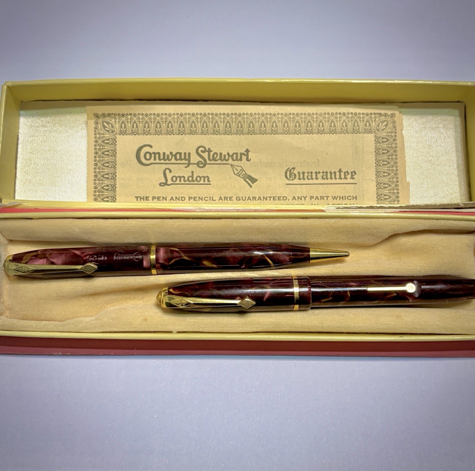 Conway Stewart Dinkie 550 Pen set. 14k gold nib.  Marbled burgundy/dijon streaks