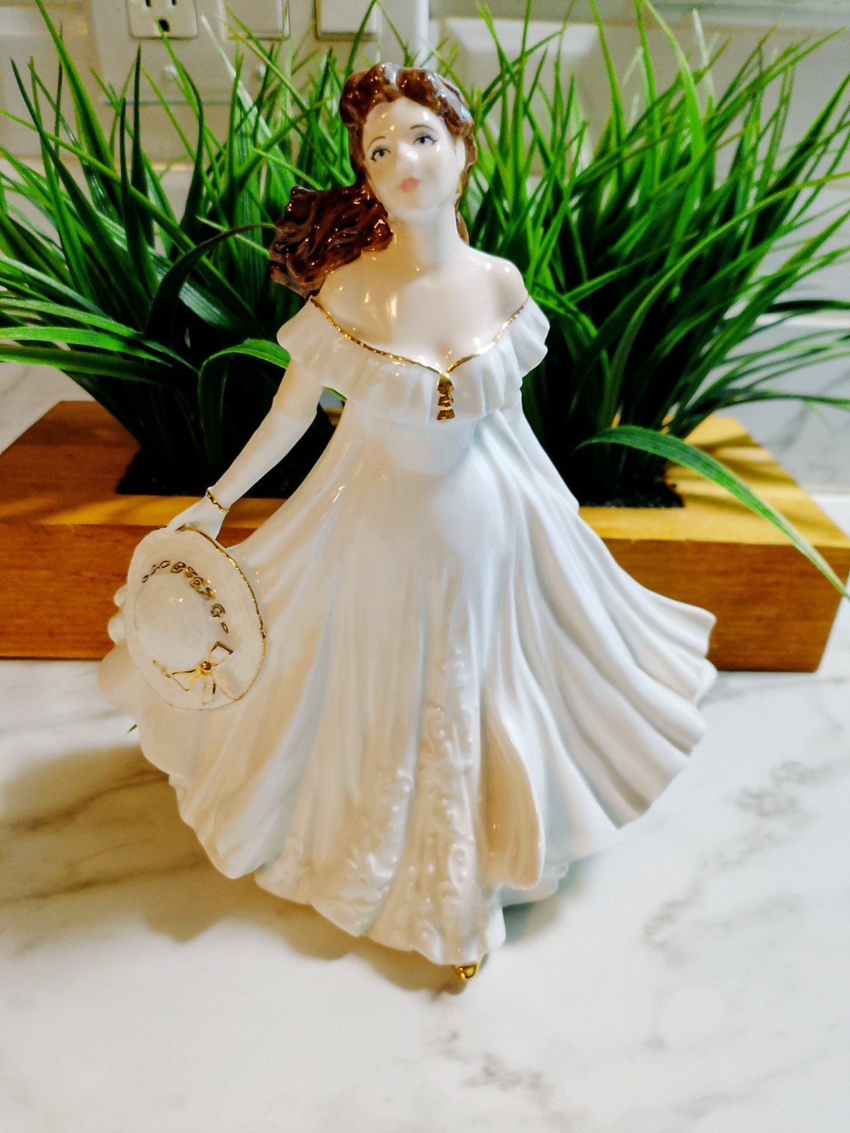 ROYAL WORCESTER CERAMIC LADY DOLL SUMMER ROMANCE LAURA PERFECT CERAMIC FIGURINE ROYAL WORCESTER CERAMIC LADY DOLL SUMMER ROMANCE LAURA PERFECT CERAMIC FIGURINE