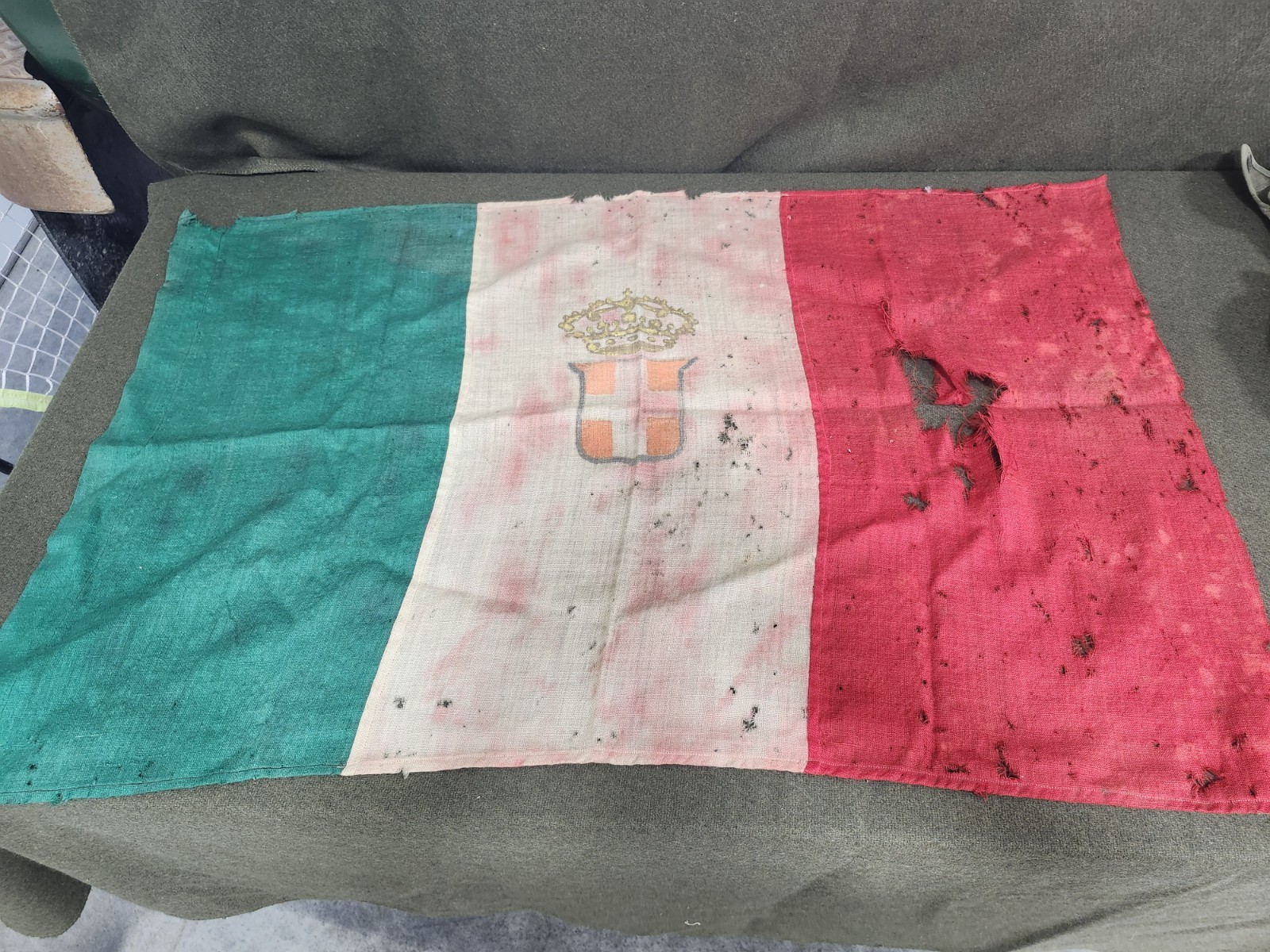 WWII ITALIAN Battle Flag Ww2 26x41 WWII ITALIAN Battle Flag Ww2 26x41