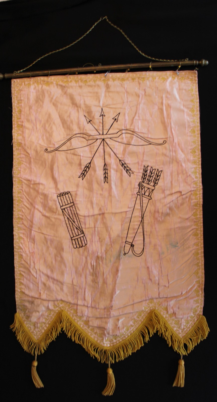 ANTIQUE ODD FELLOWS CEREMONIAL SILK BANNER w/BOW/UNITY STICKS/SHEATH w/ARROWS
