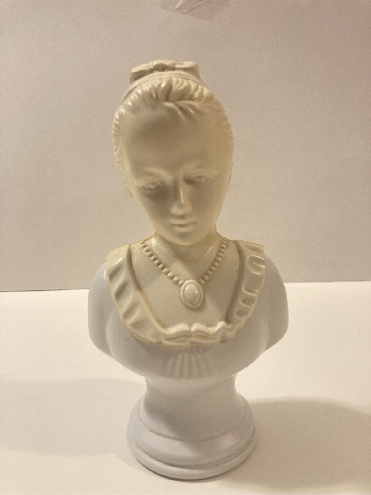 Vtg. Avon 18th Cent.Classic Figurine Young Girl Moonwind Cologne 1970 (dried up) Vtg. Avon 18th Cent.Classic Figurine Young Girl Moonwind Cologne 1970 (dried up)