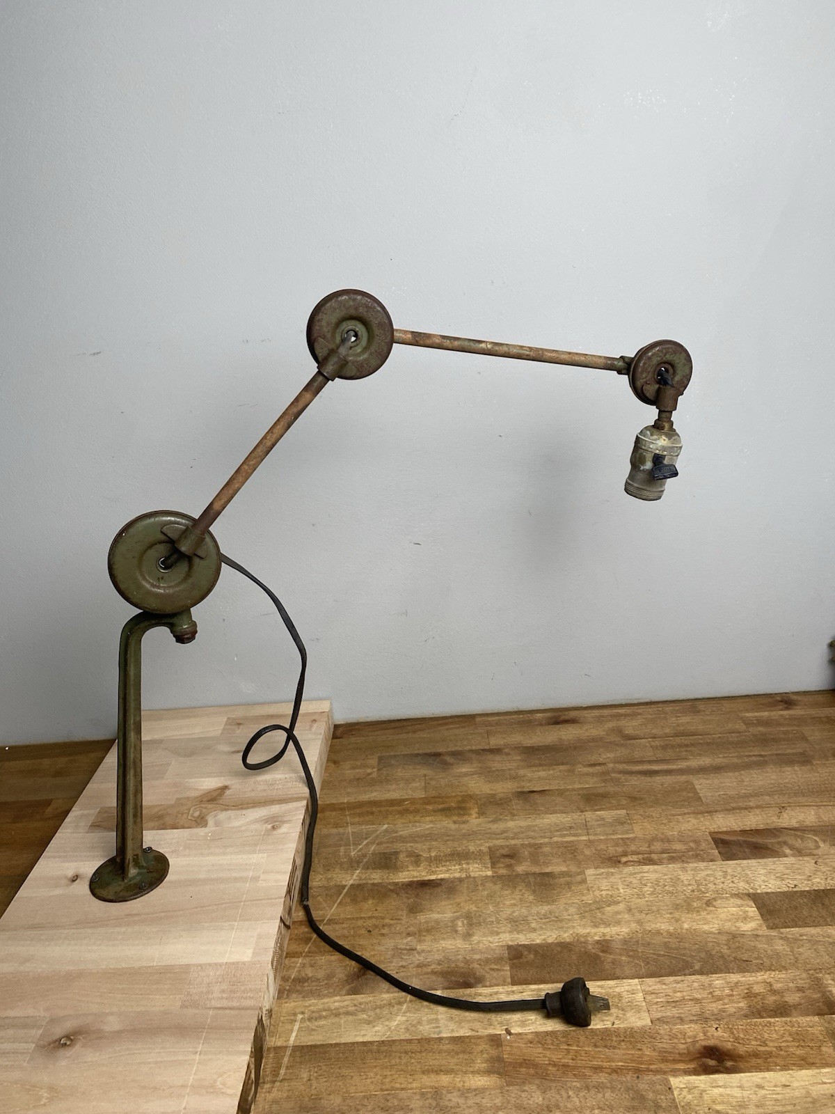 Antique Articulated Industrial Lamp Machine Shop Work Desk Bench Light