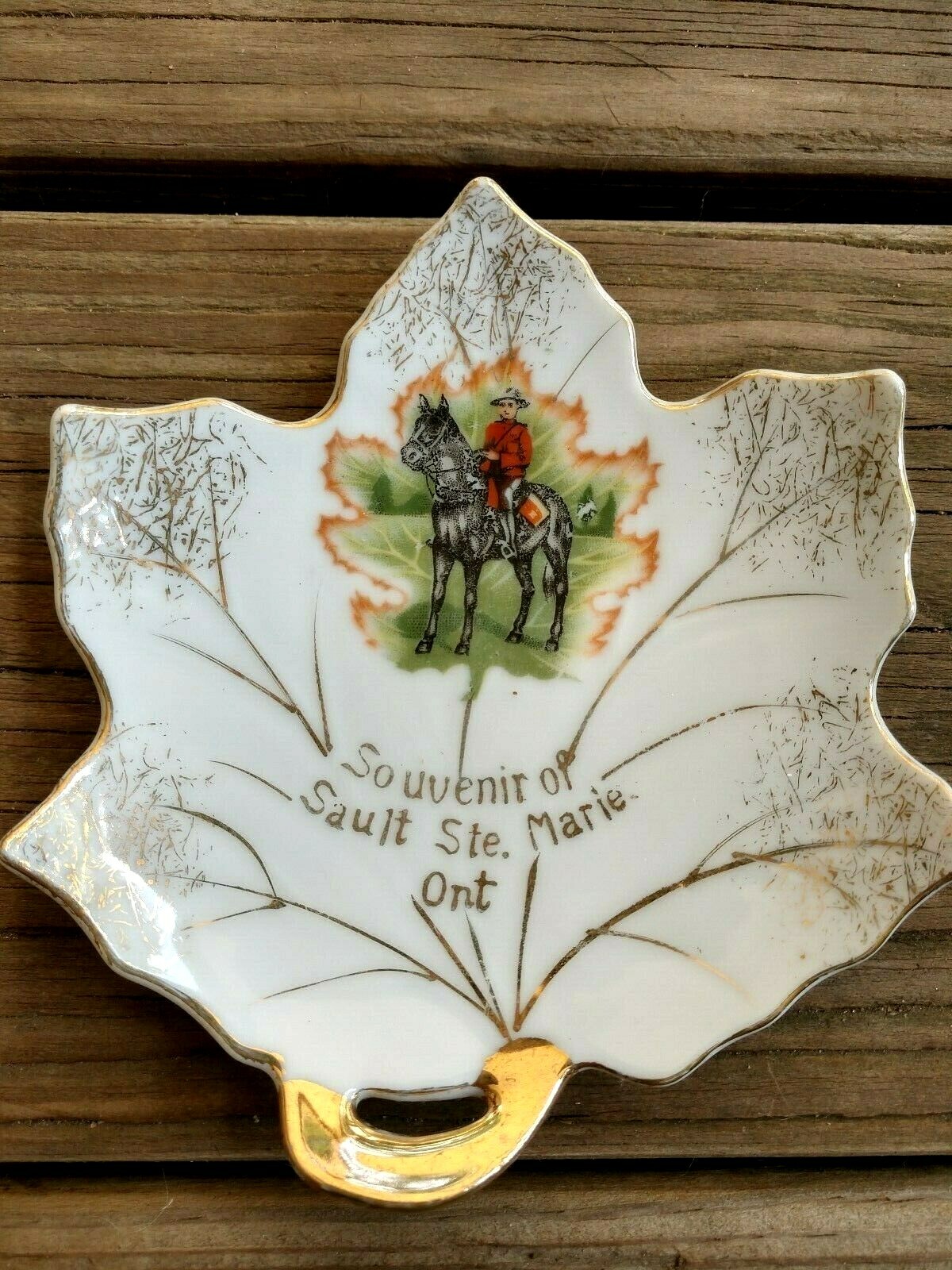 VTG SAULT STE MARIE ONTARIO CANADA SOUVENIR MAPLE LEAF TRINKET DISH 4.5\