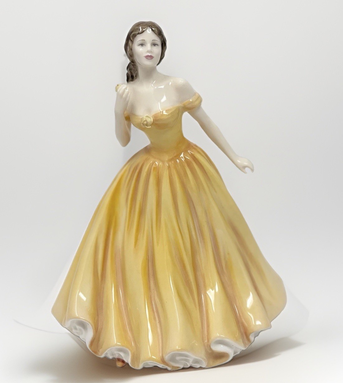 Royal Doulton Elizabeth HN4426 Figure of the Year 2003 Bone China Figurine 8.5”