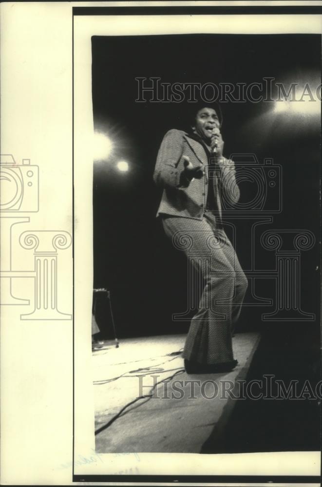 1975 Press Photo Charley Pride, singing,New York City, Madison Square Garden