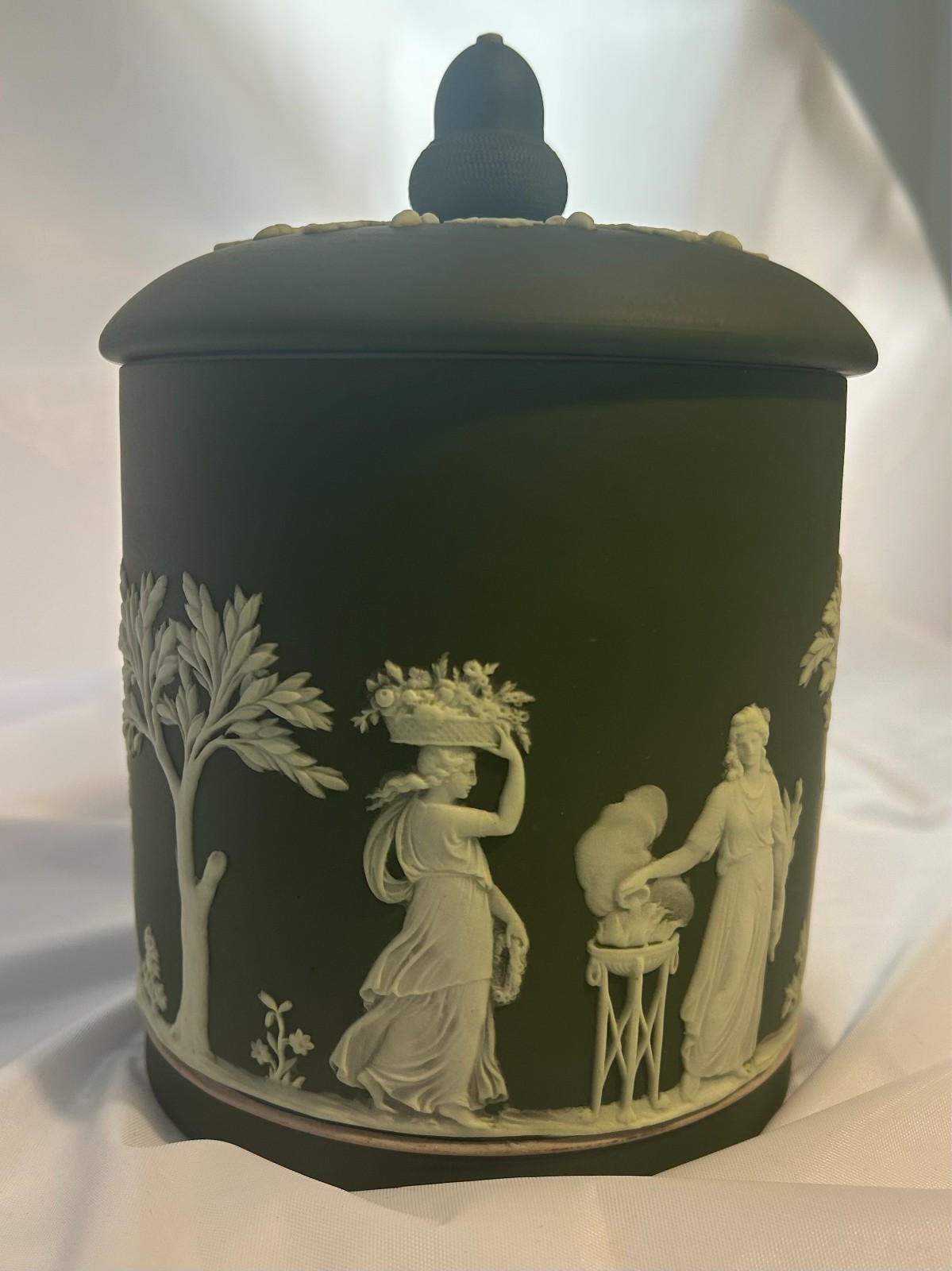 Wedgwood Dark Green Jasperware Covered Jar Oak Acorn Lid England 8