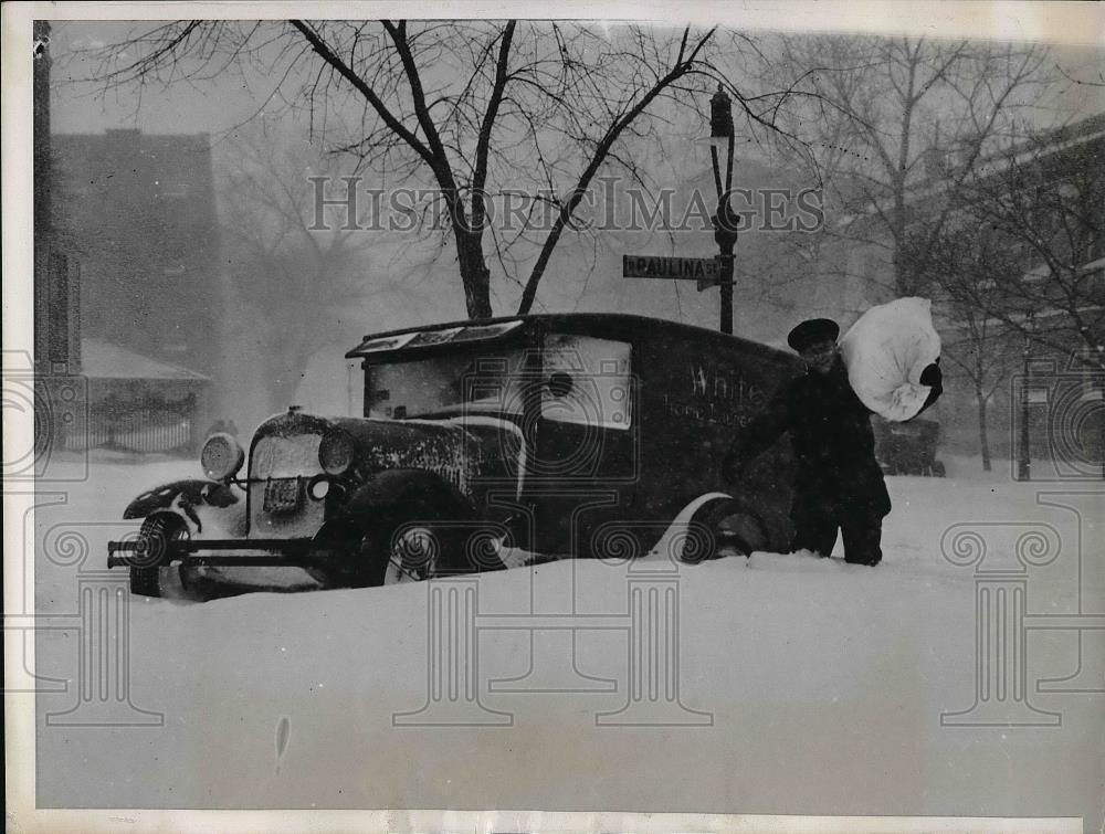 1939 Press Photo Leo Laundry Man of Chicago One of Few Brave Enough for Weather