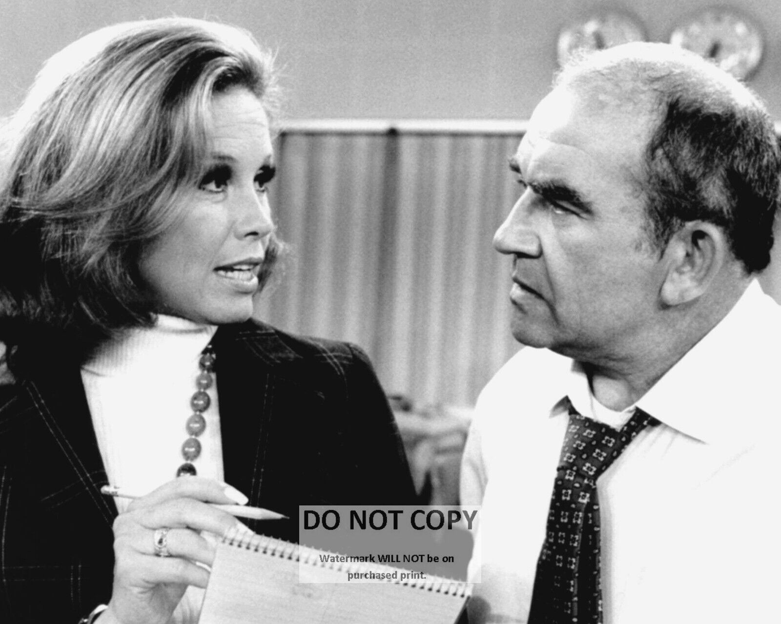 MARY TYLER MOORE AND ED ASNER (LOU GRANT) - 8X10 PUBLICITY PHOTO (ZY-795)