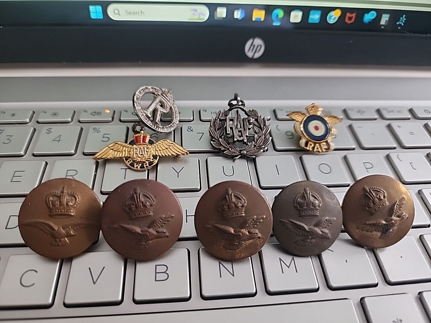 WW2  GROUP  RAF BADGES, AND BUTTONS--SEE ALL AUCTION LOTS-DEALS ---- - NAVY VET