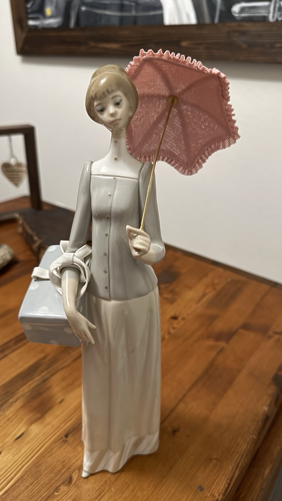 Lladro The Dressmaker Modistilla #4700 by Vincente Martinez 14” Excellent cond.