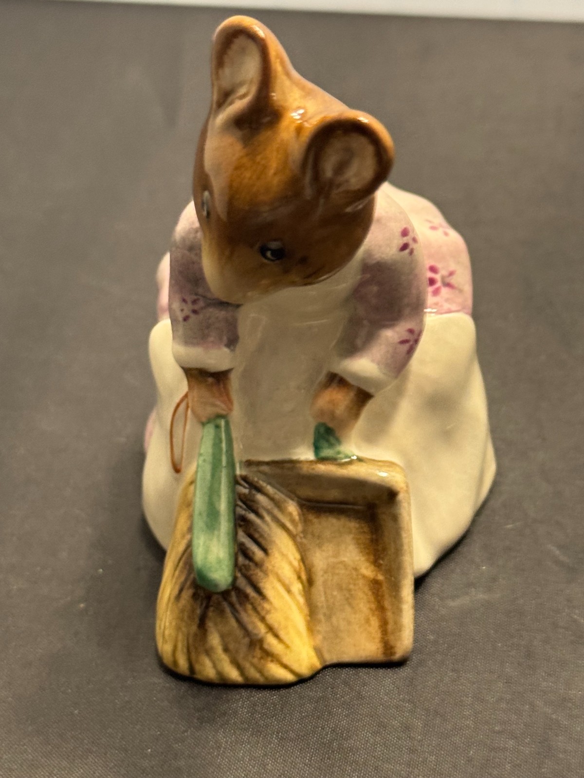 G-011 Vintage Beatrix Potter • Hunca Munca Sweeping • Beswick England © 1977