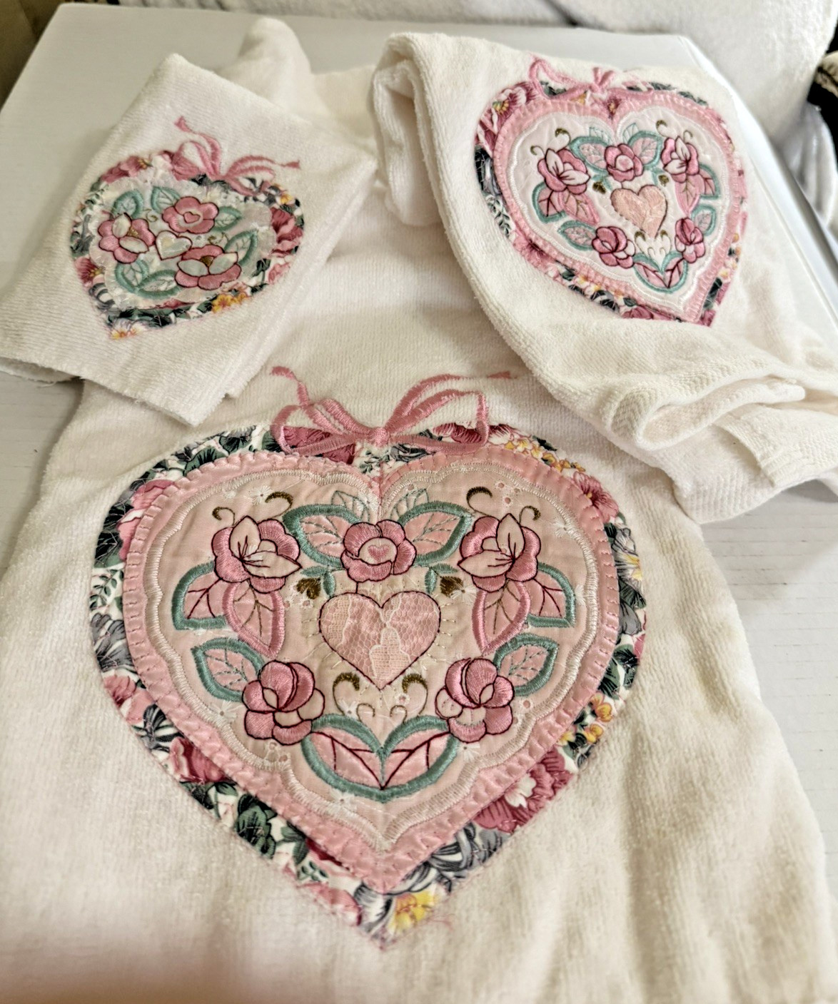 Vintage White Pink Lace Embroidered Floral Towel Set 3pc Made in USA Cotton poly Vintage White Pink Lace Embroidered Floral Towel Set 3pc Made in USA Cotton poly