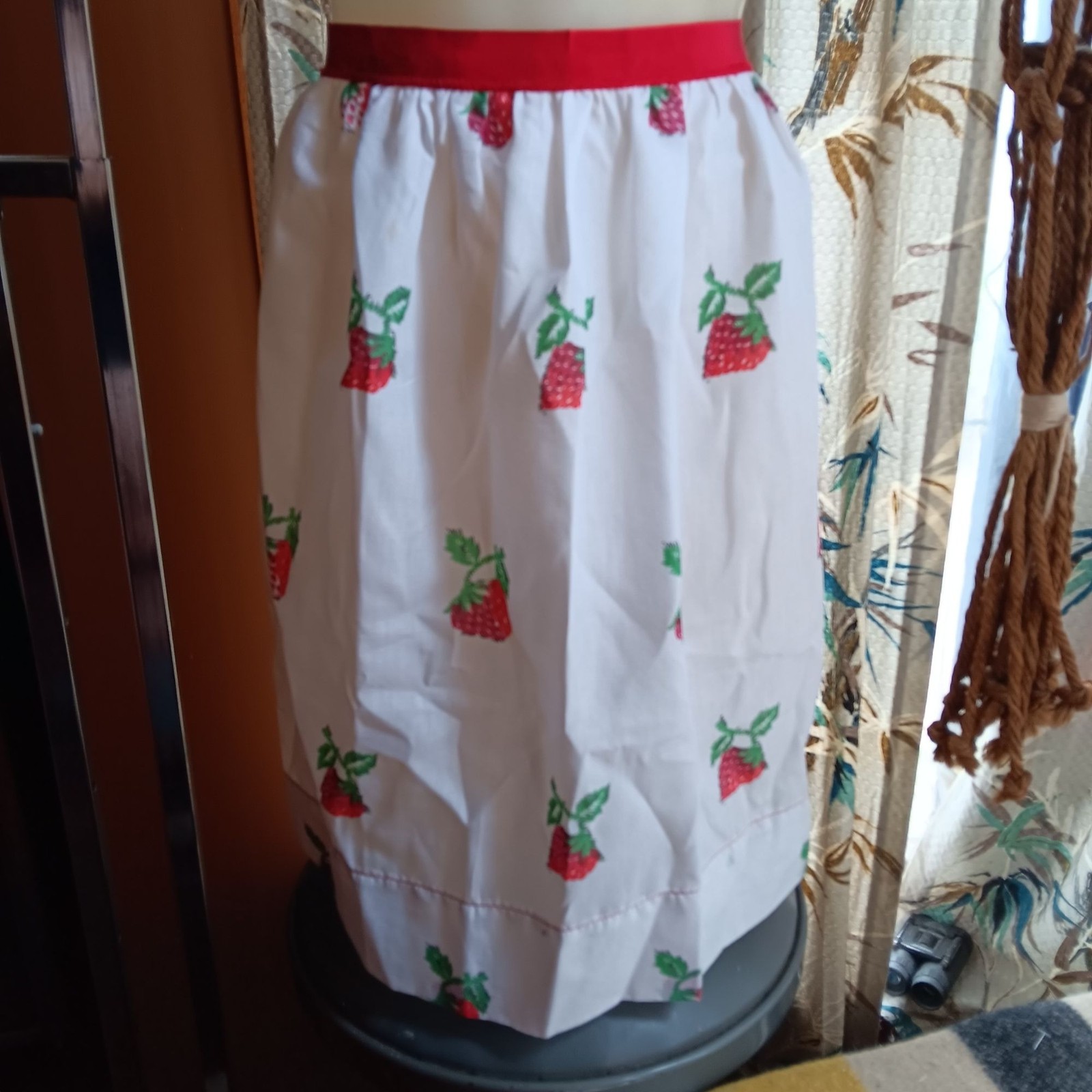 True Vintage 1950's Kitchen Apron Strawberry Print Trad Granny 