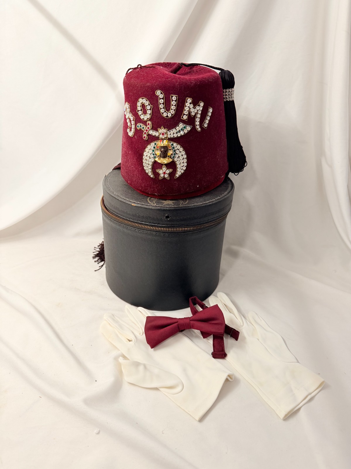 Old Vtg  Anthony Nizzardinn Fez Hat Boumi Masonic Hat With Case Bowtie Gloves