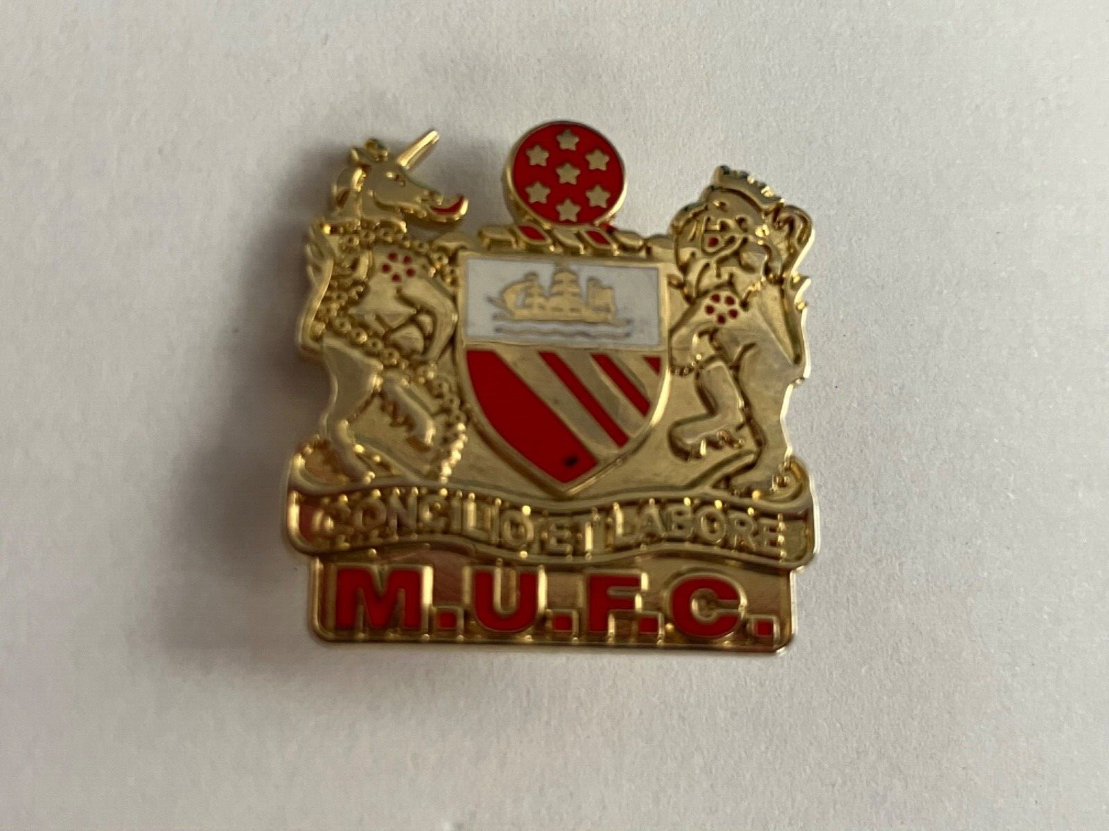 VINTAGE MANCHESTER UNITED CONCILIO ET LABORE  ENAMEL PIN BADGE