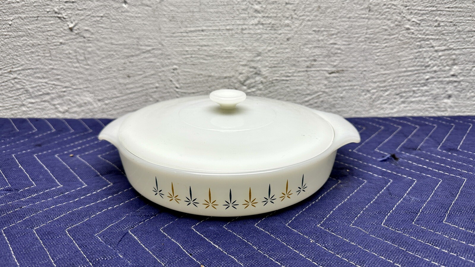 FIRE-KING CANDLE GLOW CAKE DISH w/LID Vintage 1967-1972  #429 Starburst White