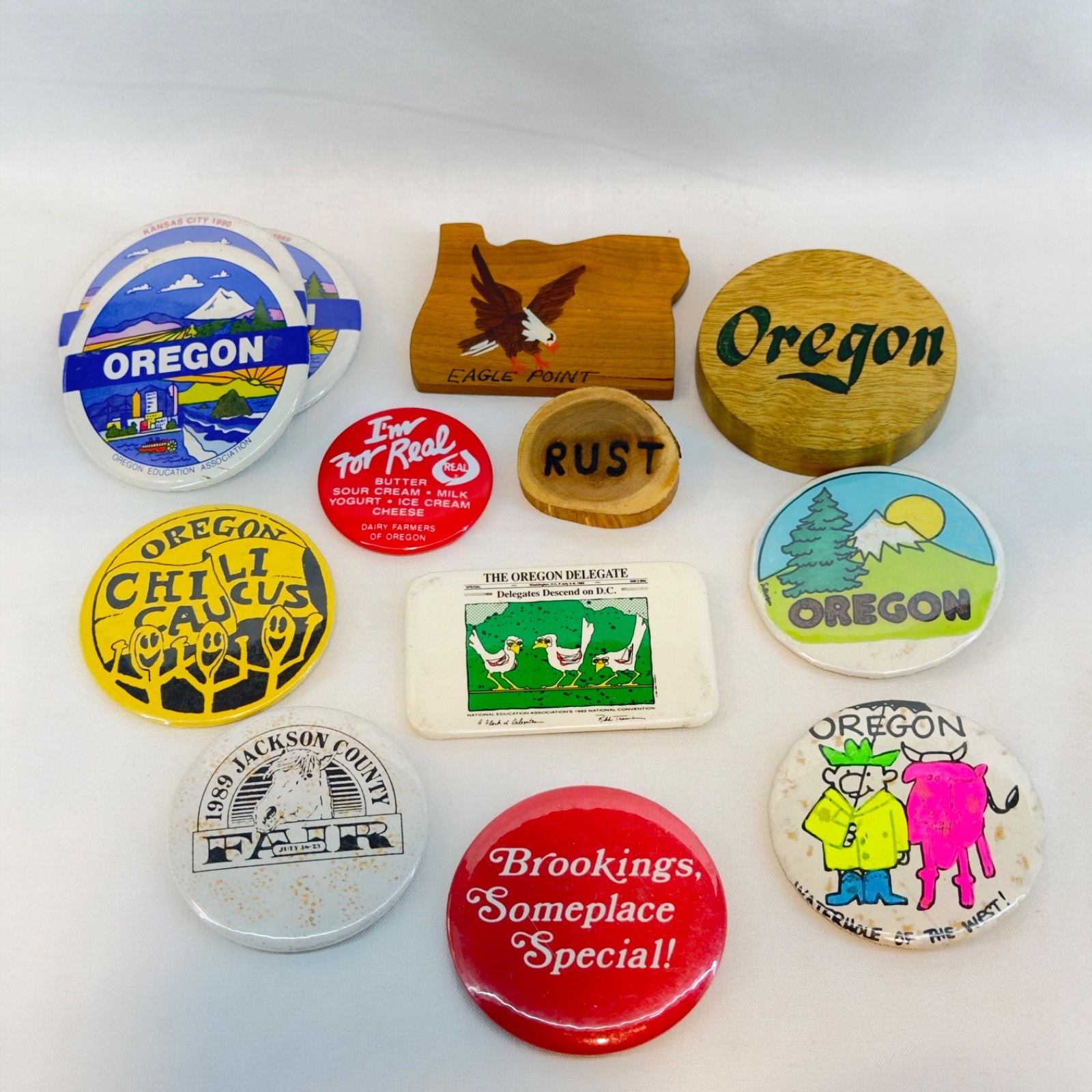Lot of Vintage Oregon Themed Buttons and Pins 