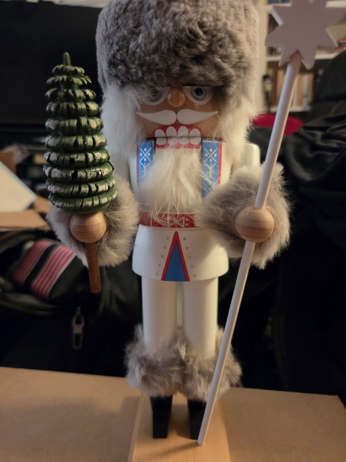 KWO Erzgebirgische Volkskunst Russian Santa Nutcracker 10.6