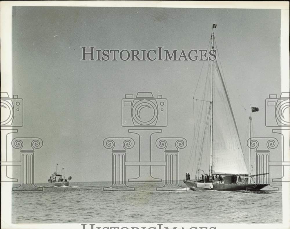 1937 Press Photo The Endeavour I is towed by the US Coast Guard to Newport, R.I.