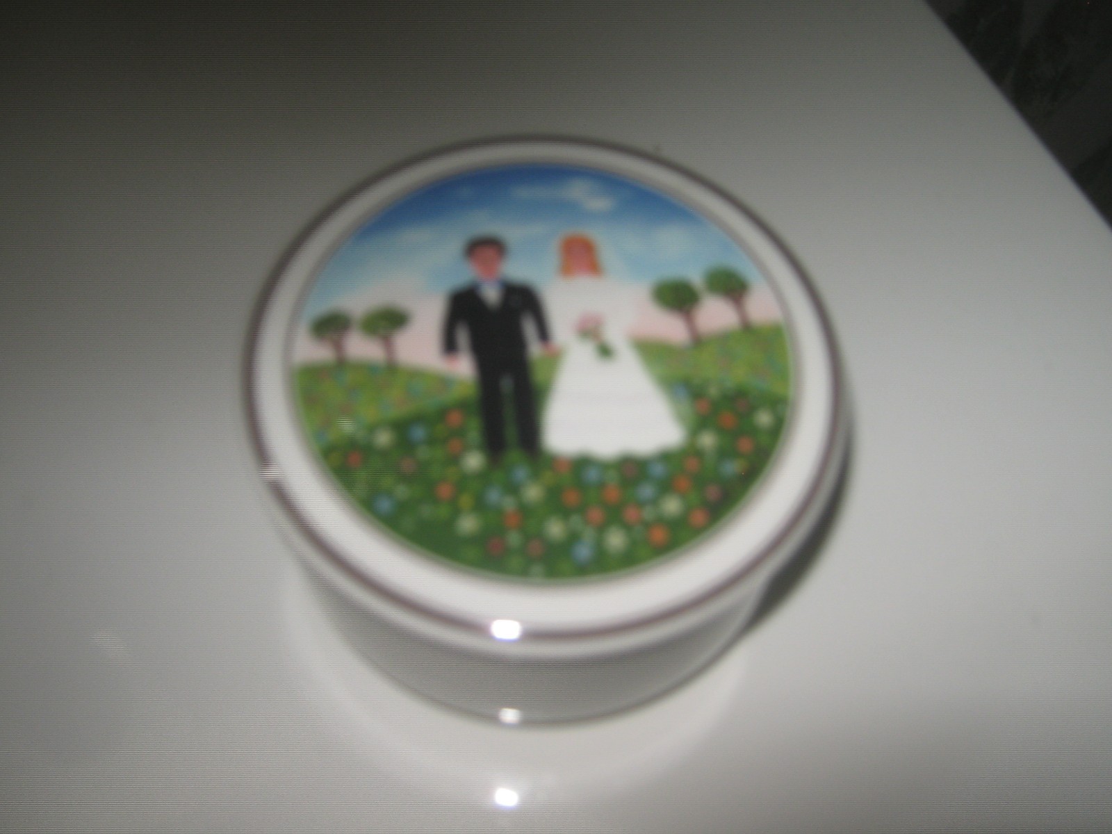 Villeroy & Boch Naif Wedding Bride & Groom Round Trinket Box W/ Lid
