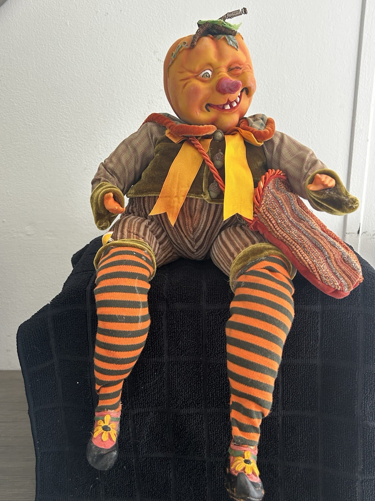 RARE VINTAGE WINWARD PUMPKIN HEAD SHELF SITTER HALLOWEEN DOLL WHIMSICAL DÉCOR RARE VINTAGE WINWARD PUMPKIN HEAD SHELF SITTER HALLOWEEN DOLL WHIMSICAL DÉCOR