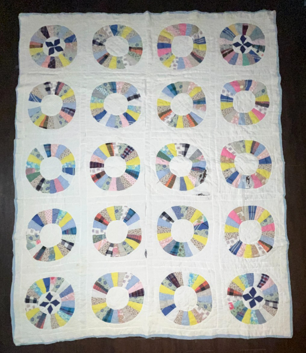 Vintage Dresden Plate Quilt 79\