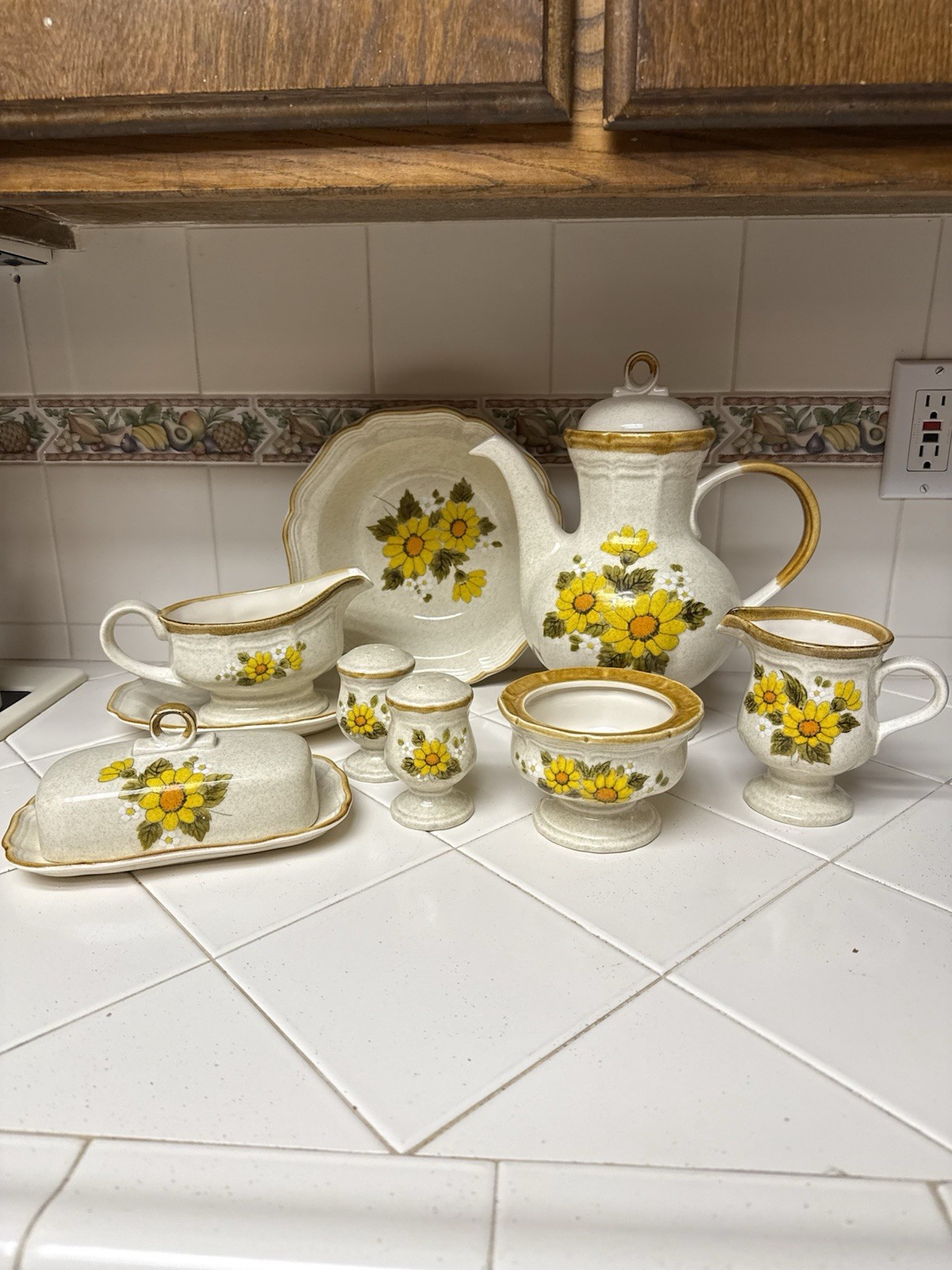 Mikasa Sunny Side Vintage Dish Set of 10 In Excellent Condition