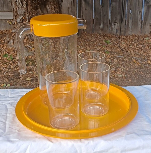 vintage collection Plastic Beverage Pitcher  YellowLid, Matching Tray 4 Tumblers