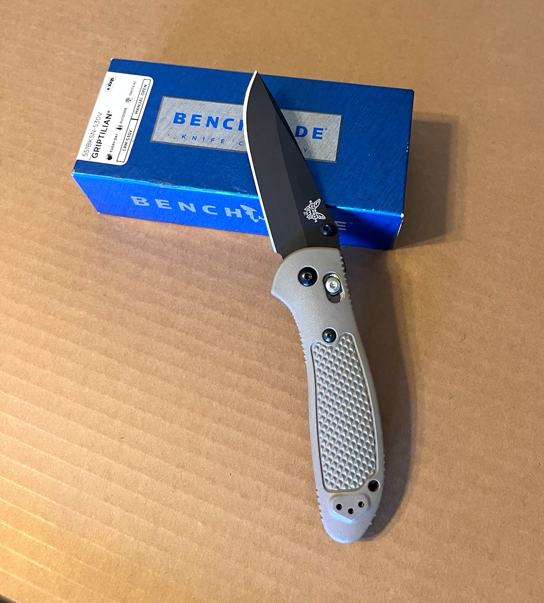 Benchmade Griptilian 551BK-S30V Pocketknife Gray Handle Black Blade Axis Lock