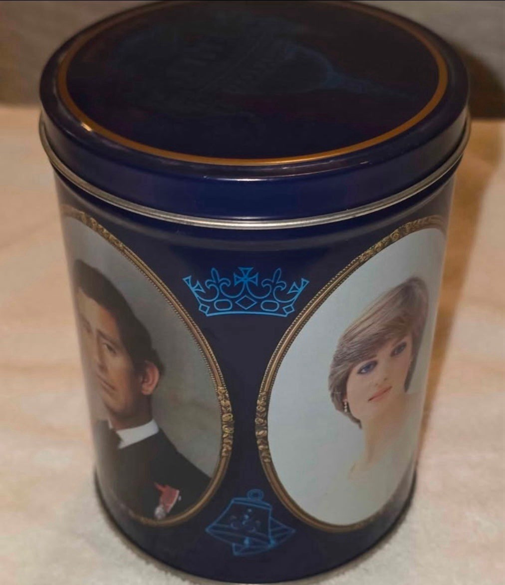 St Paul\'s Cathedral Blue Advertising Tin w/ Charles & Diana Portraits