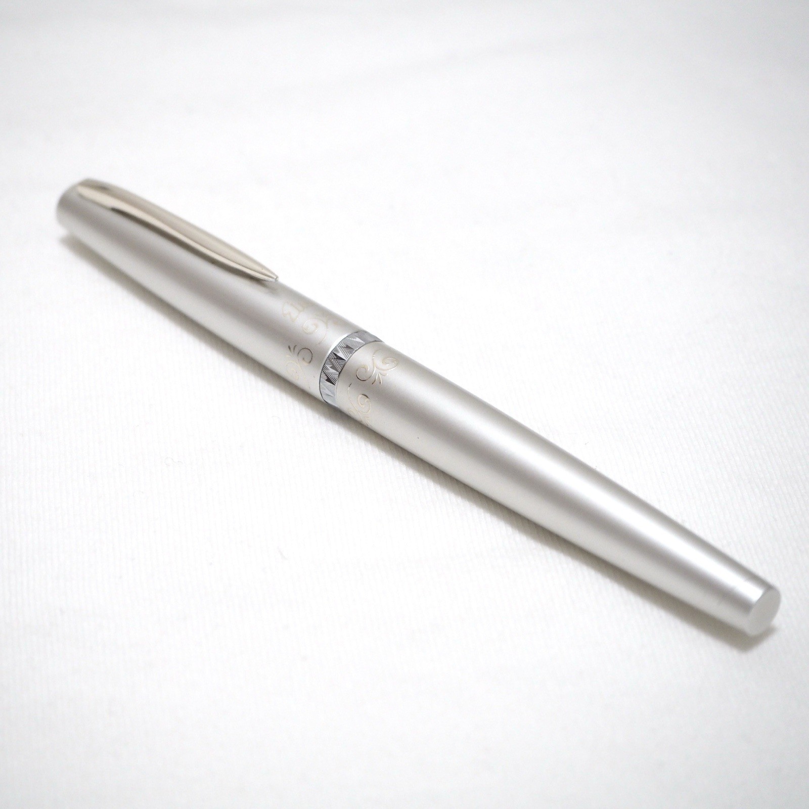 pilot elite Lady fountain pen silver floral pattern Red Section Vintage Tested