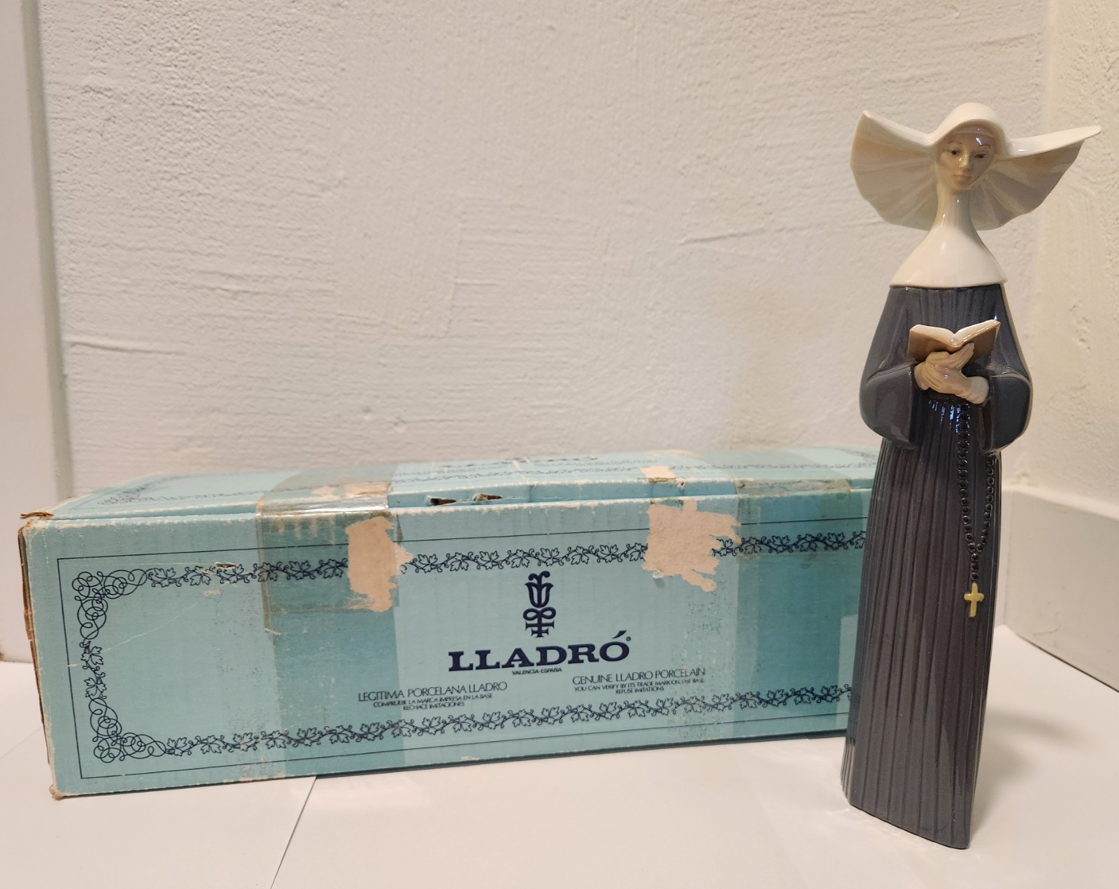 Lladro Porcelain Figurine - Prayerful Moment Nun #5500