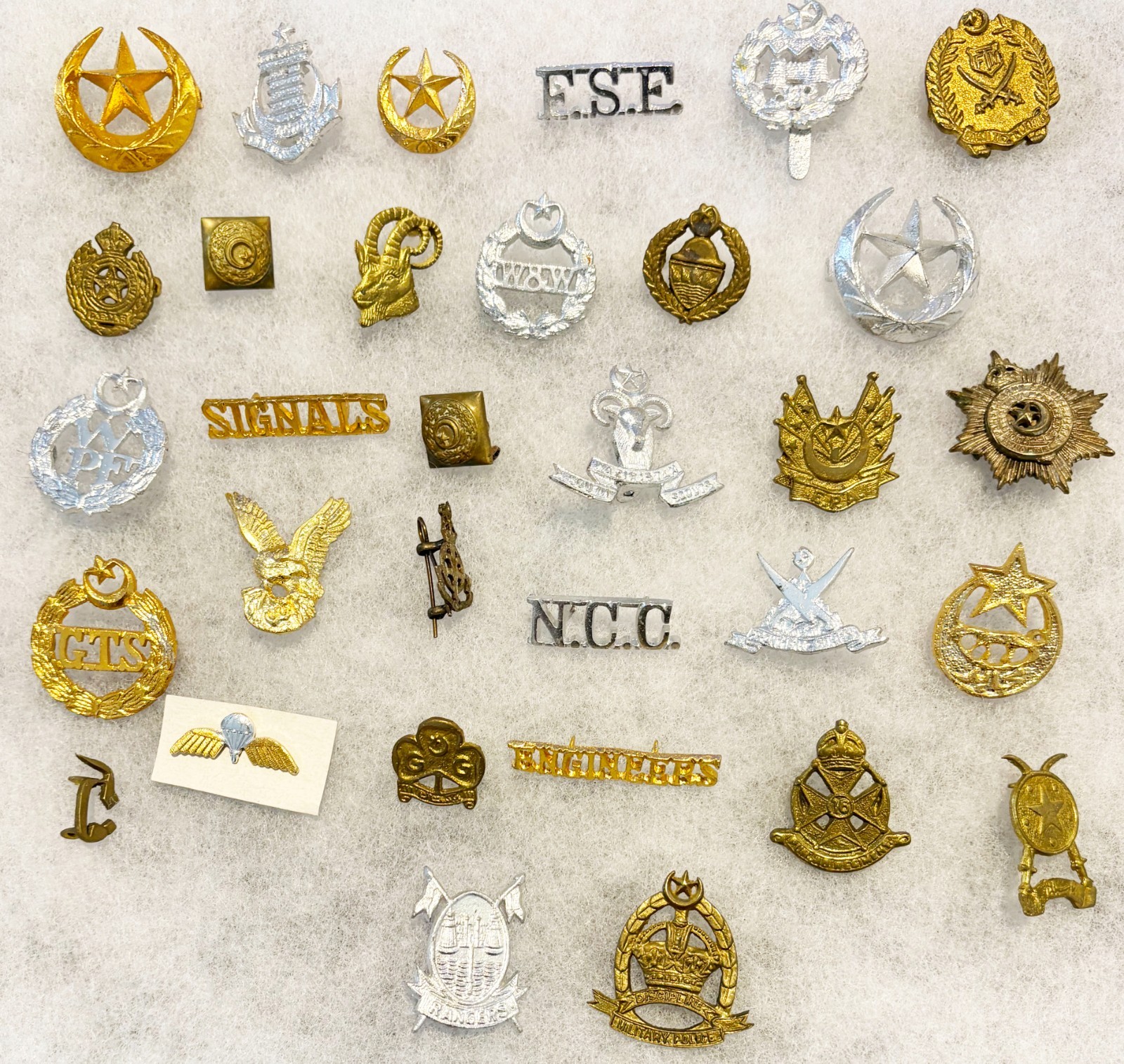 Group of 32 Pakistani Military Badges #4 Group of 32 Pakistani Military Badges #4