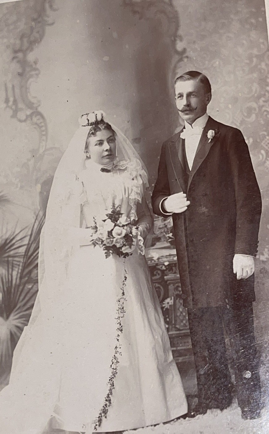Nice Antique 1800S Victorian Cabinet Card Photograph ￼Couple Bride & Groom #1