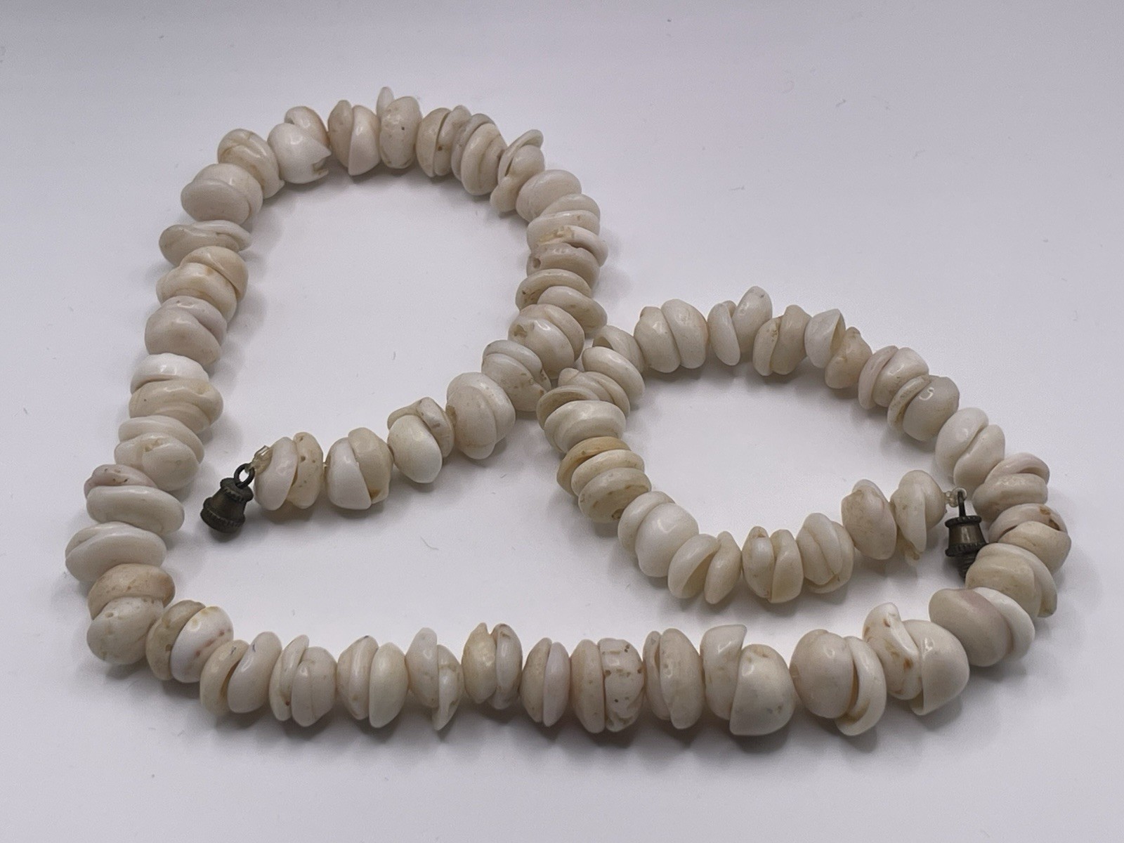 Hawaiian Puka Shell Necklace Barrel Clasp Shell Handmade 18.5