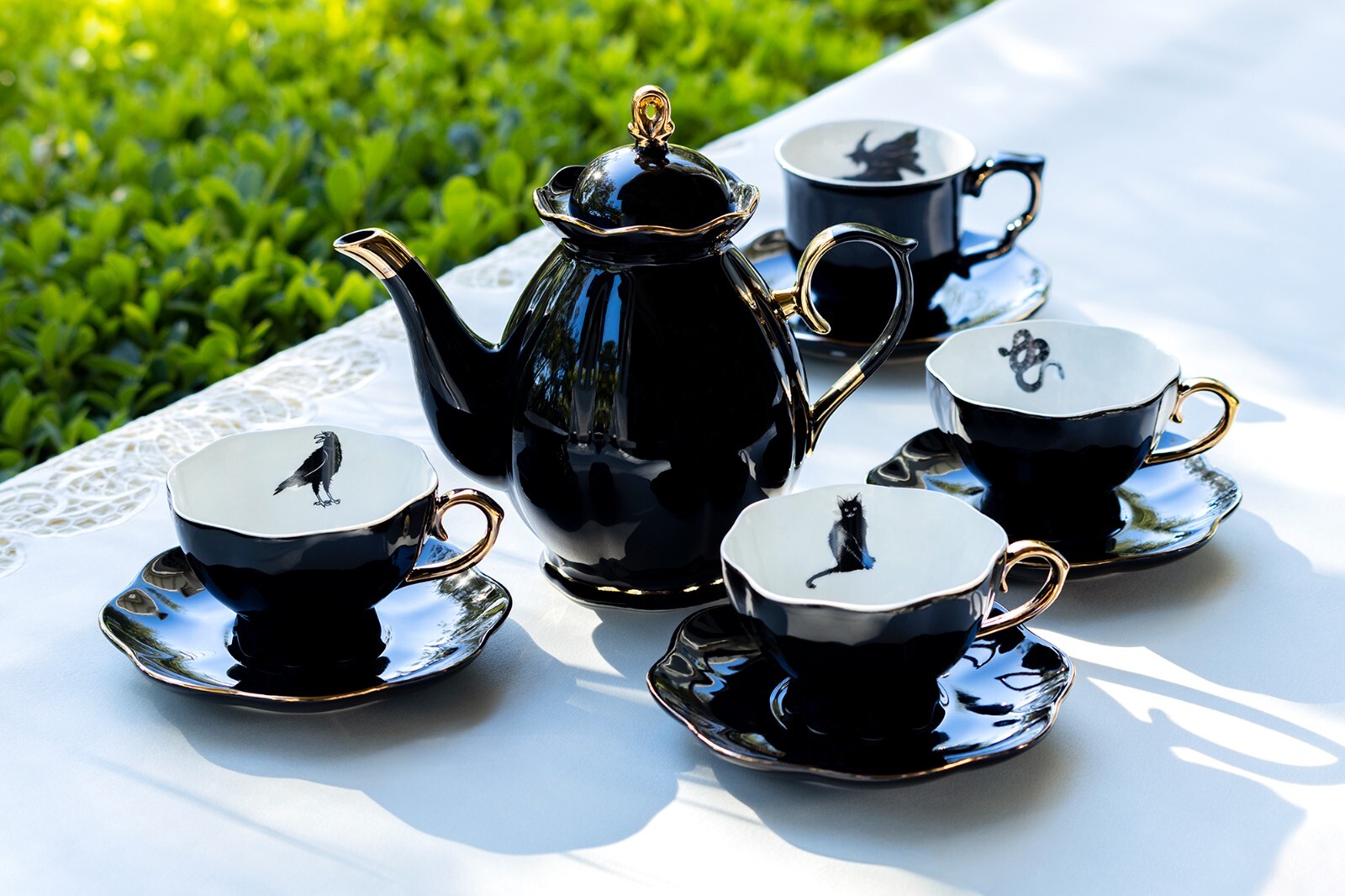 Potter s Studio Black Gold Scallop Teapot + 4 Halloween Tea Cup and Saucer Sets Potter s Studio Black Gold Scallop Teapot + 4 Halloween Tea Cup and Saucer Sets