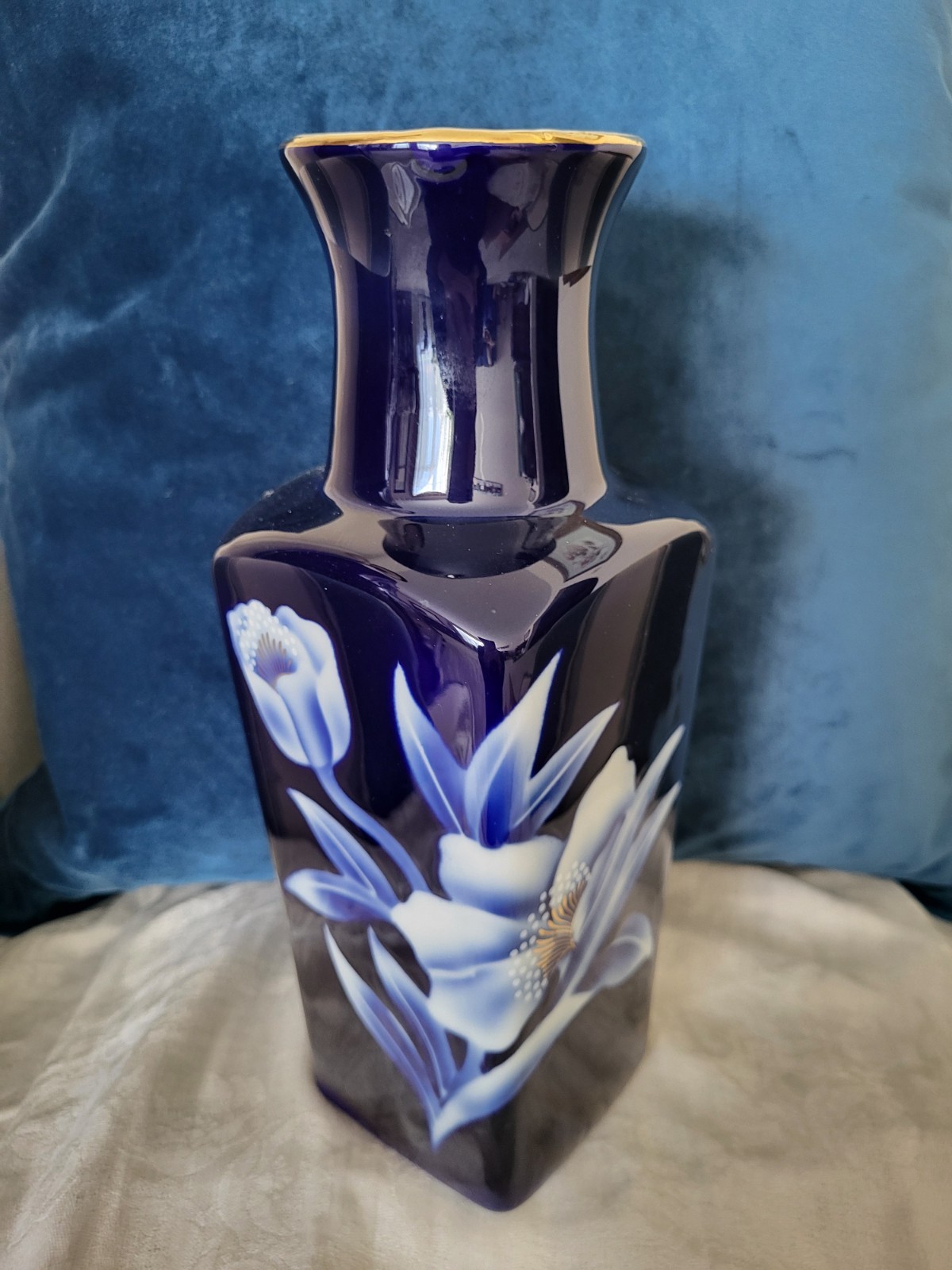 Vintage Japanese cobalt blue porcelain vase white florals 10.5\ Vintage Japanese cobalt blue porcelain vase white florals 10.5\