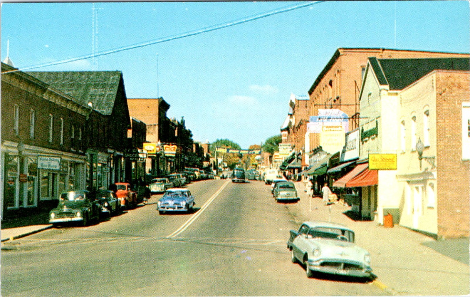 Bracebridge, Ontario Canada  MAIN STREET SCENE  Stores & 50\'s Cars  Postcard