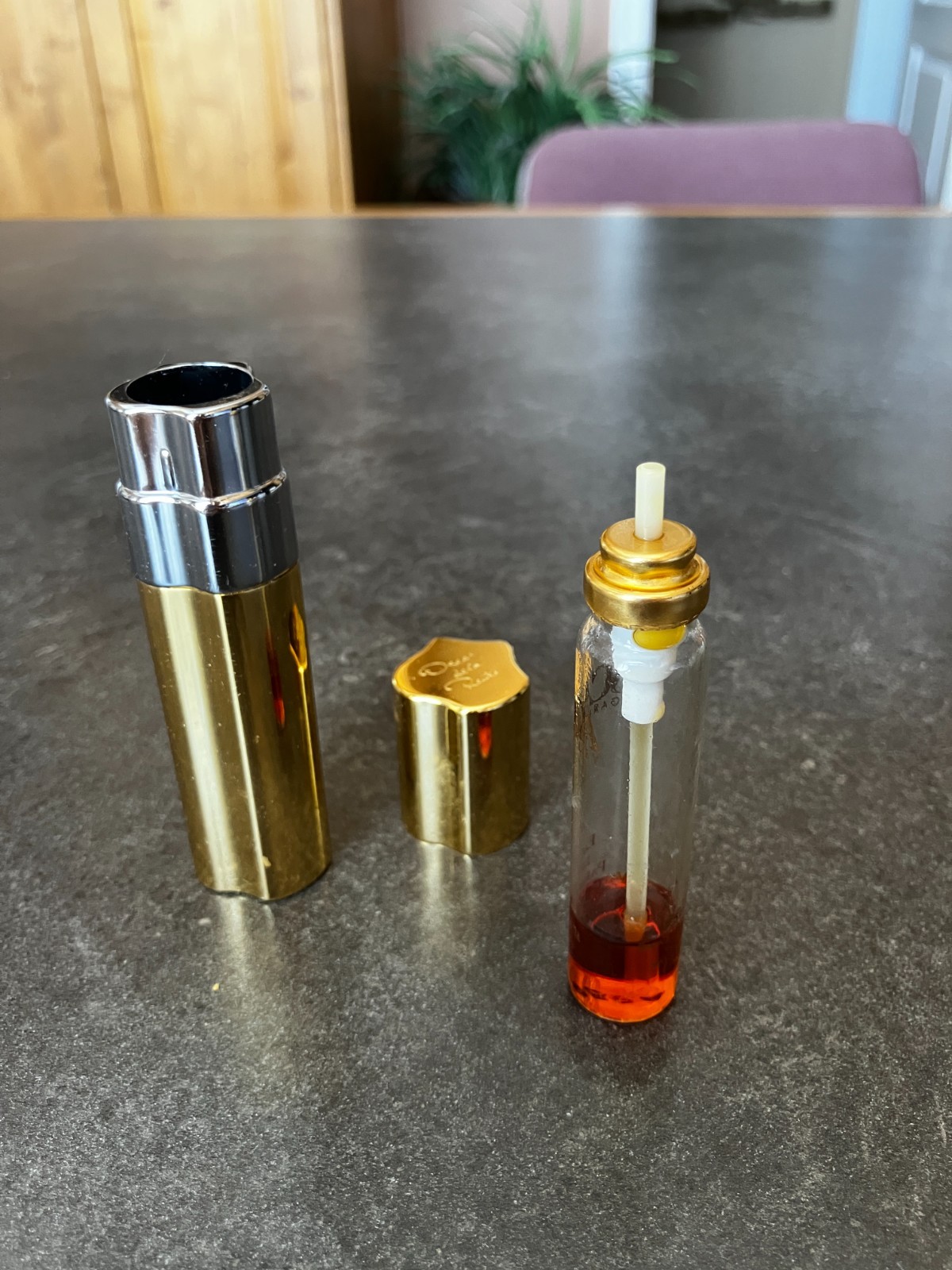 Collectors: Gold Oscar de la Renta atomizer, Parfum, 1/4 fl oz., 7.5 ml Collectors: Gold Oscar de la Renta atomizer, Parfum, 1/4 fl oz., 7.5 ml