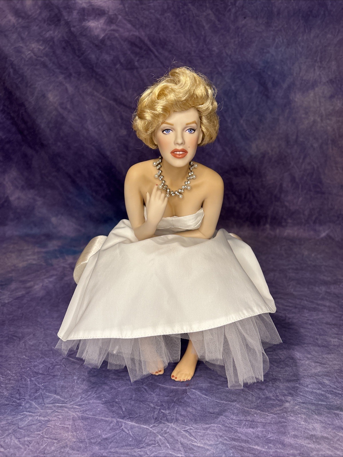 Franklin Mint Marilyn Monroe Love Marilyn Portrait Doll W/ Bench & Necklace