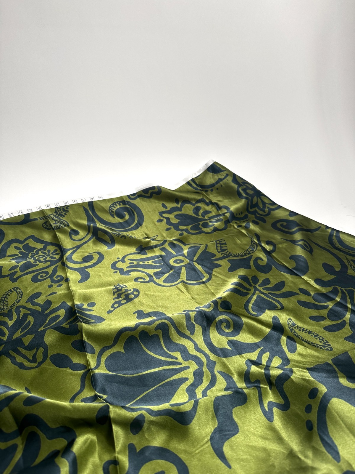 Italian Designer Deadstock 100% Silk Scarf Olive Green Vintage By Meter 140 Cm Italian Designer Deadstock 100% Silk Scarf Olive Green Vintage By Meter 140 Cm