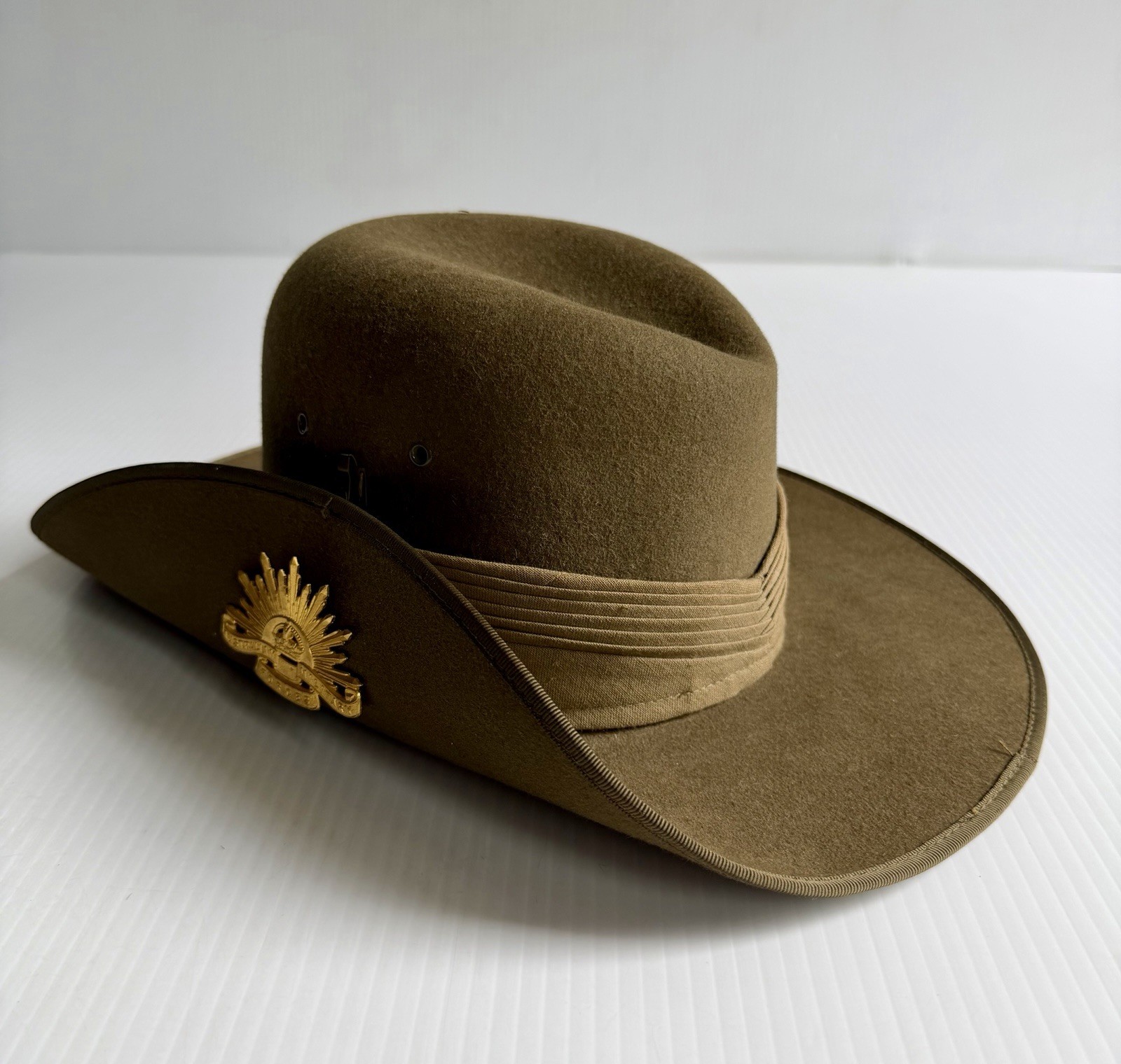 Vtg Australian Military Forces Felt Slouch Hat w/ Badge & Leather Strap 6 3/8