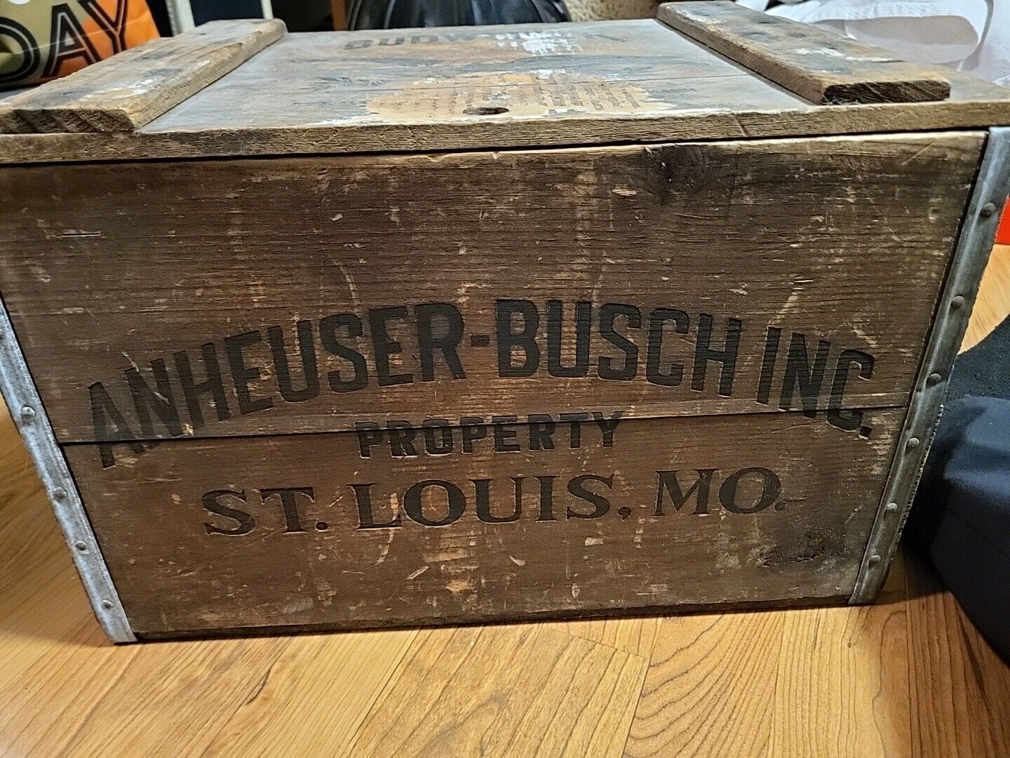 Vintage 1976 Budweiser Anheuser- Busch Inc. Wooden Box / Crate 18\